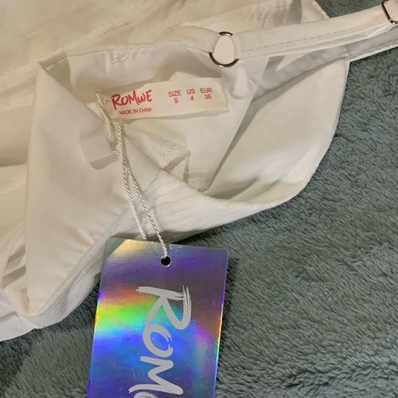 Small white asymmetrical off the shoulder white top - Picture 4 of 10